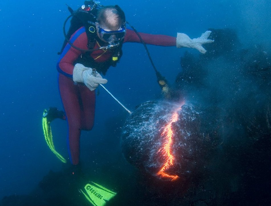 ALquran Api di Bawah Laut