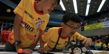 Menggandeng sekolah-sekolah untuk penelitian dalam bidang pengembangan teknologi